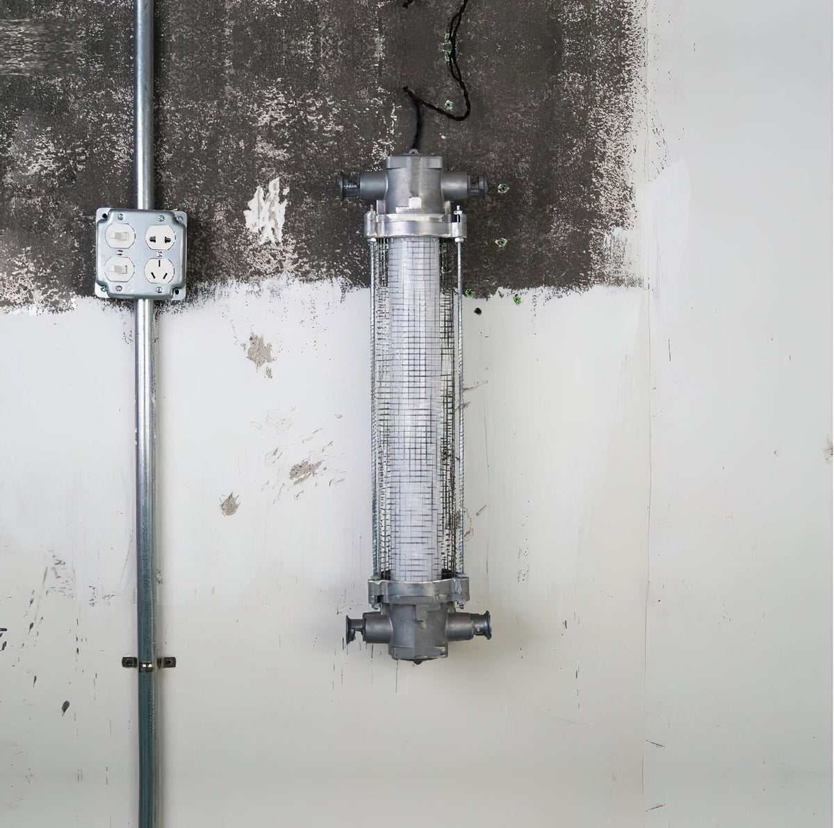 
Nyliryra Offset Pillar Wall Lamp with Integrated LED