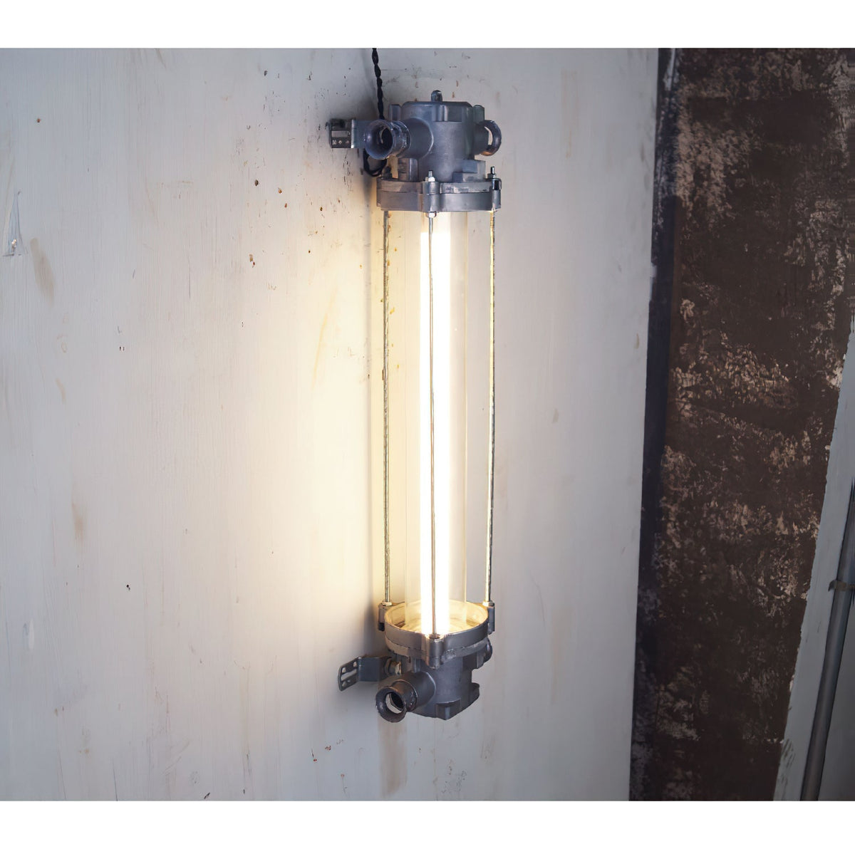 
Nyliryra Offset Pillar Wall Lamp with Integrated LED