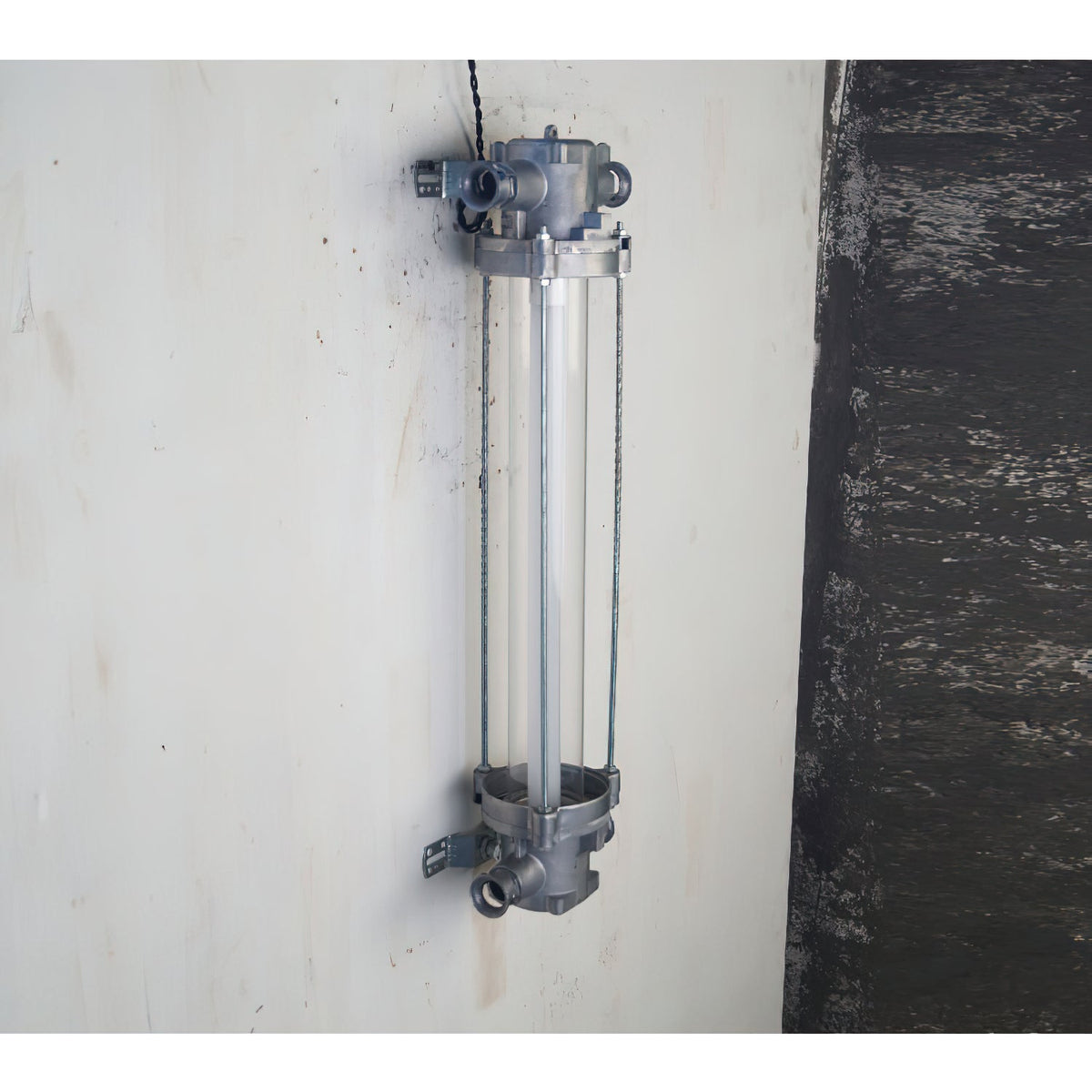 
Nyliryra Offset Pillar Wall Lamp with Integrated LED