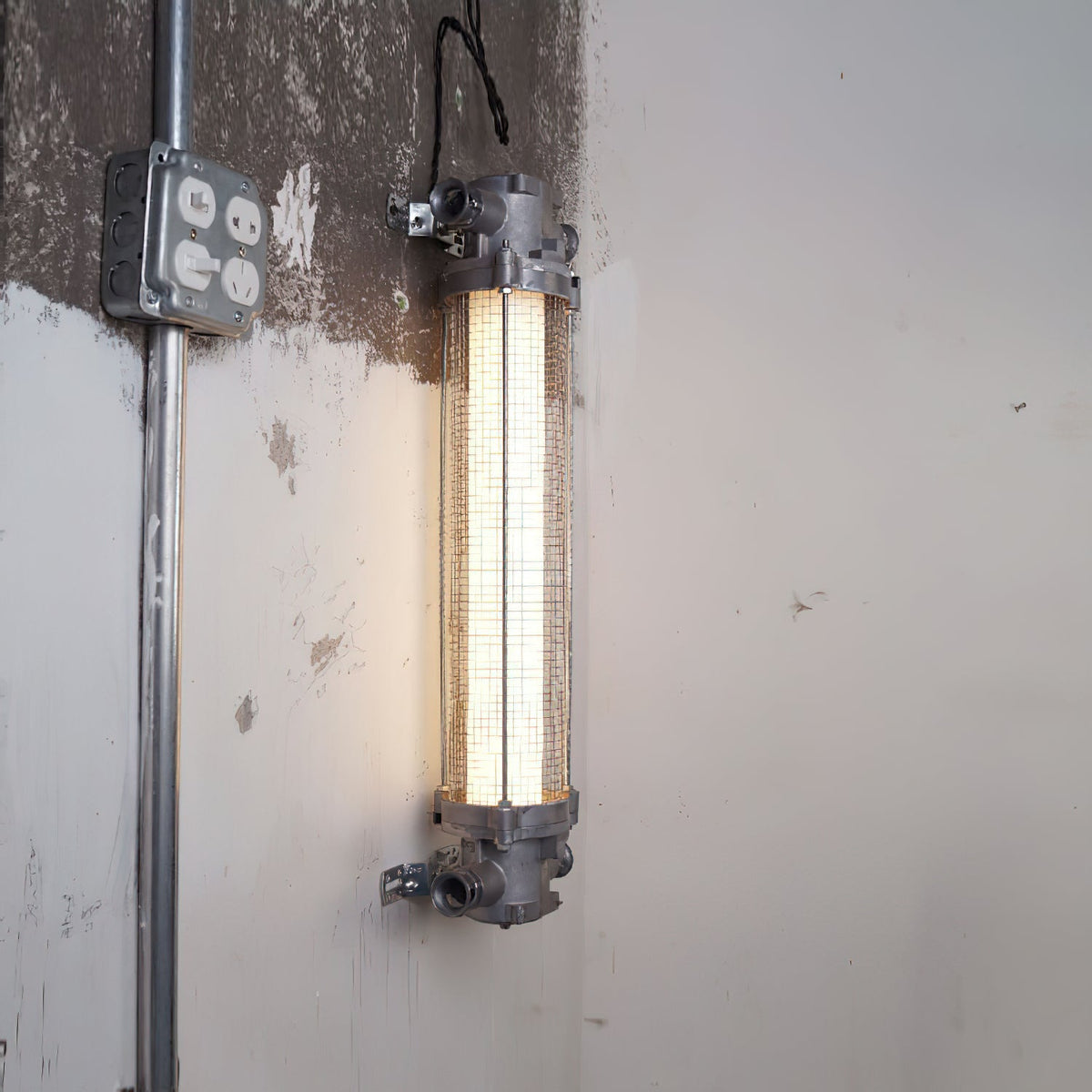 
Nyliryra Offset Pillar Wall Lamp with Integrated LED